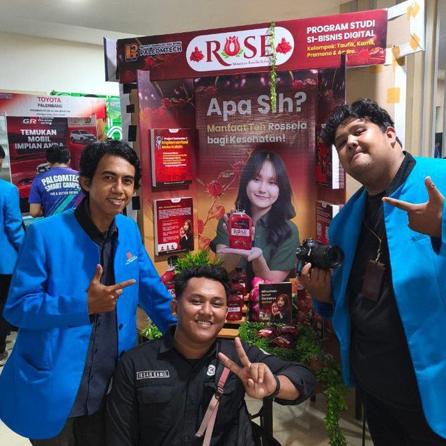 Mengenal Sosok di Balik Blooma: Inovasi Minuman Rosella dari Mahasiswa Bisnis Digital